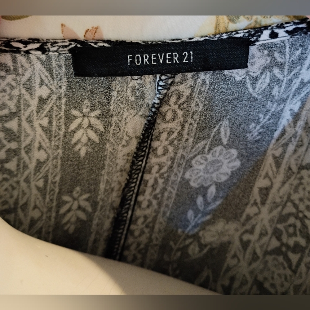 Forever 21 Women's Black and White Floral Pattern Deep V-neck Maxi Dress - Picture 9 of 9